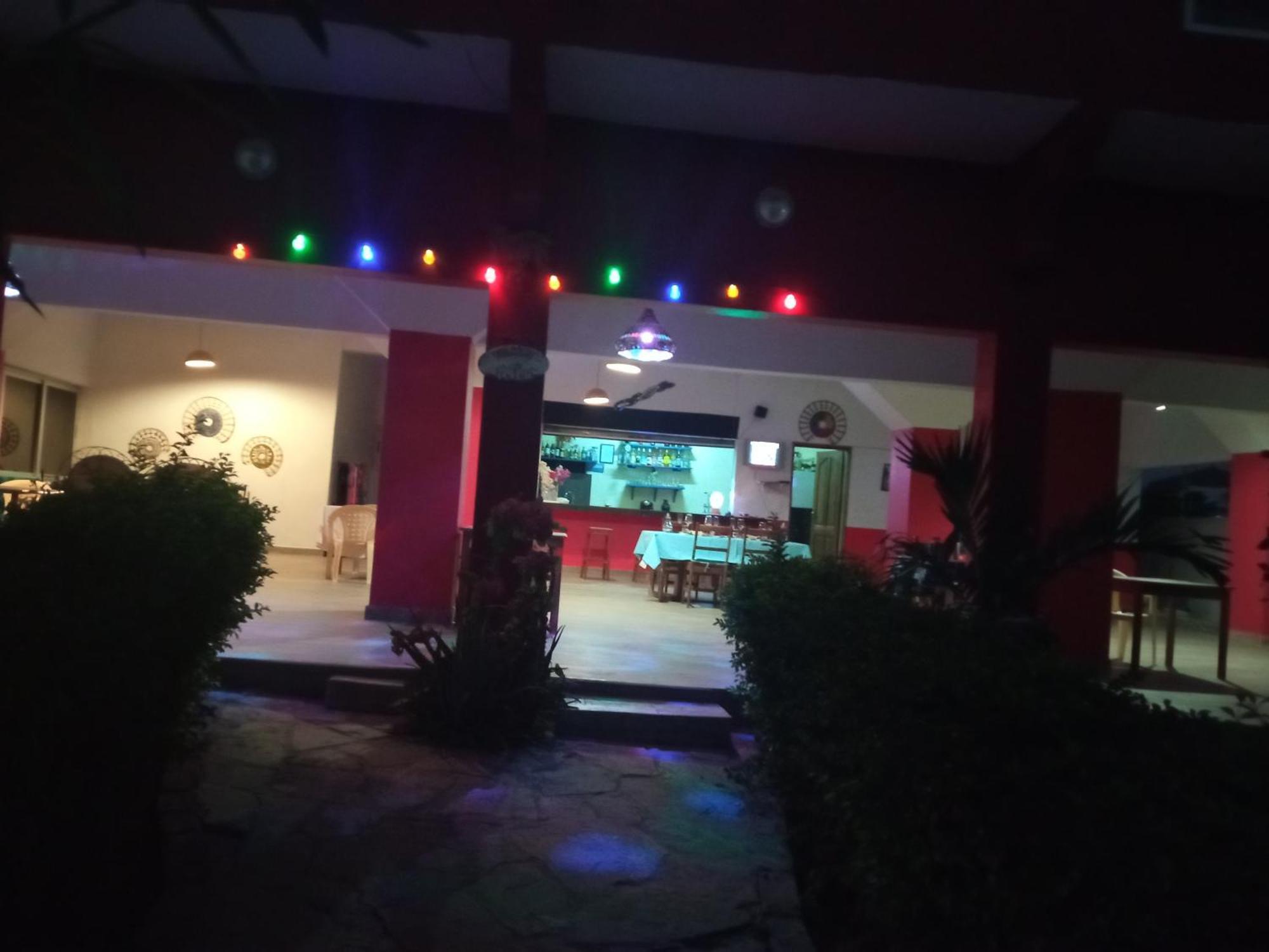 ホテル Chez Medzo Et Patou Popenguine エクステリア 写真
